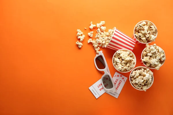 Pappbecher Mit Leckerem Popcorn Eintrittskarten Und Kinogläsern Auf Farbigem Hintergrund — Stockfoto