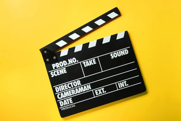 Kino Clapperboard Auf Farbigem Hintergrund — Stockfoto