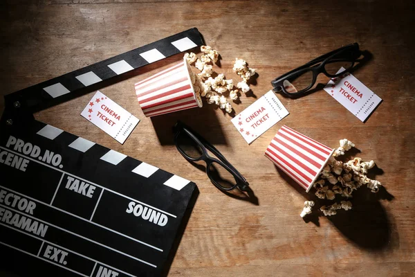 Compositie Bij Cinema Filmklapper Popcorn Houten Achtergrond — Stockfoto