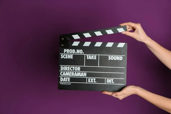 Manos Femeninas Con Claqueta Cine Sobre Fondo Color — Foto de Stock