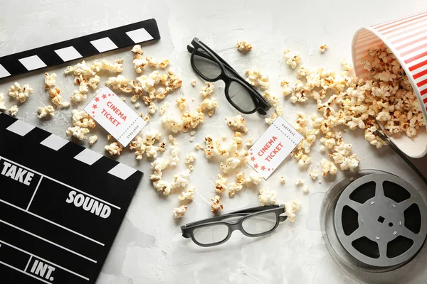 Sinema Klaket, patlamış mısır ve açık renkli 3d gözlük ile kompozisyon