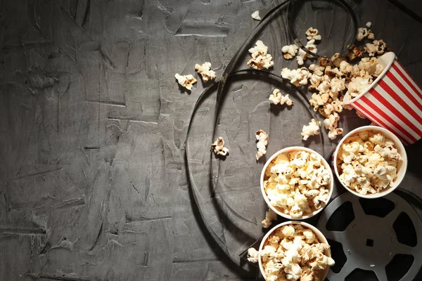 Komposition Mit Filmrolle Und Popcorn Auf Dunklem Hintergrund — Stockfoto