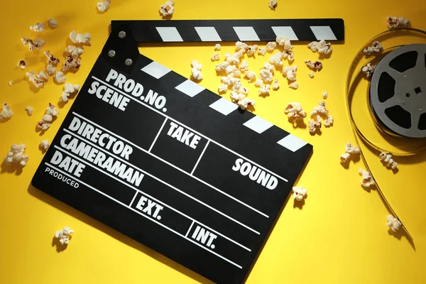 Clapperboard Palomitas Maíz Carrete Película Sobre Fondo Color —  Fotos de Stock