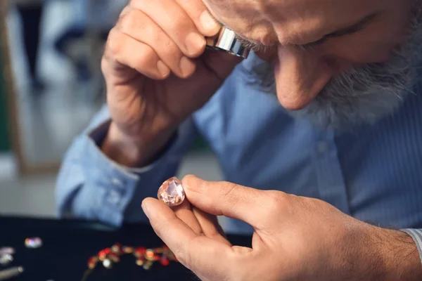 Jeweller Examining Gemstone Workshop Closeup — Stock Photo, Image