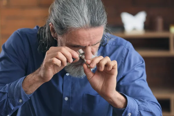 Jeweller Examining Gemstone Workshop — Stock Photo, Image