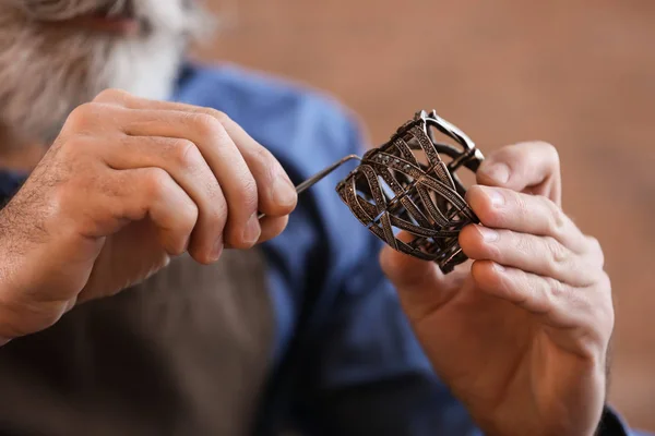 Jeweller Making Beautiful Bracelet Workshop Closeup — Stock Photo, Image