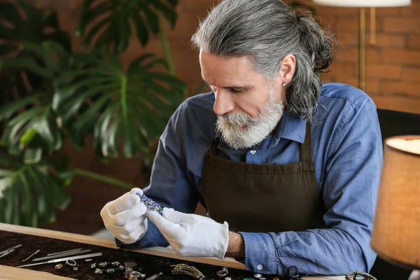 Jeweller Beautiful Adornment Workshop — Stock Photo, Image