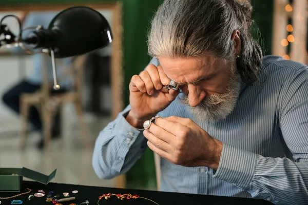 Jeweller Examining Adornment Workshop — Stock Photo, Image