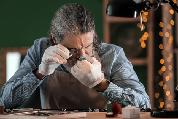 Süsleme atölyede inceleyerek kuyumcu