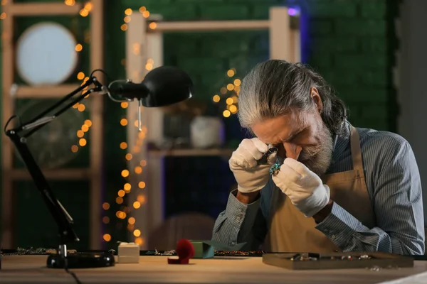 Jeweller Examining Adornment Workshop — Stock Photo, Image