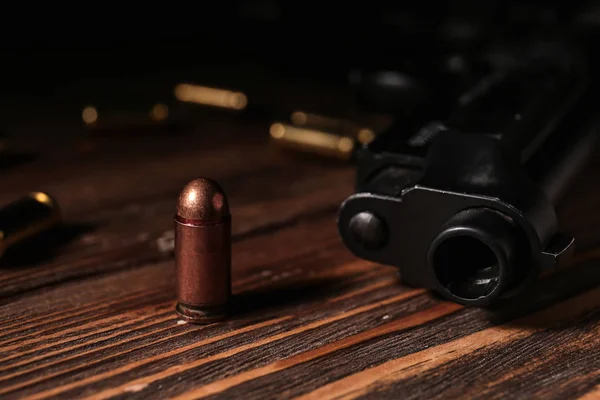 Pistola Com Bala Mesa Madeira — Fotografia de Stock