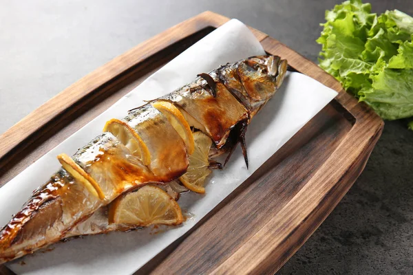 Poisson Maquereau Grillé Citron Sur Planche Bois — Photo