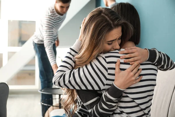 Mujer Joven Calmando Amigo Interior — Foto de Stock