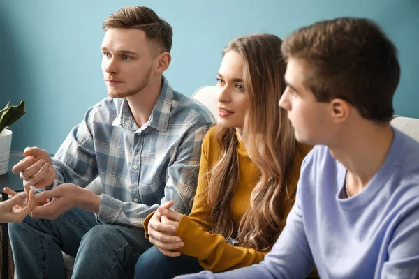 Grupo Jóvenes Reunidos Interior — Foto de Stock