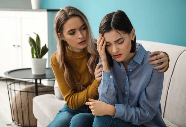 Mujer Joven Calmando Amigo Interior — Foto de Stock