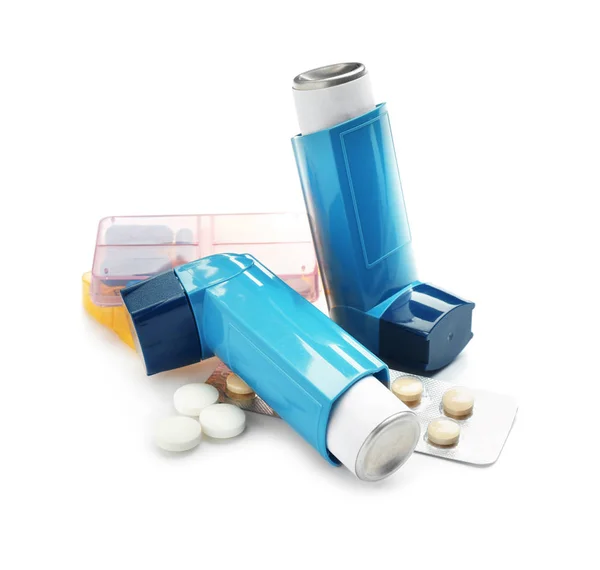 吸入器と白い背景の上の丸薬 — ストック写真