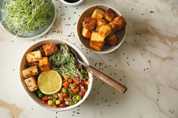 Skålar Med Välsmakande Stekt Tofu Ost Och Grönsaker Bordet — Stockfoto