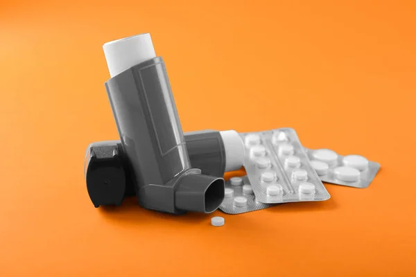 Inhalers Pills Color Background — Stock Photo, Image