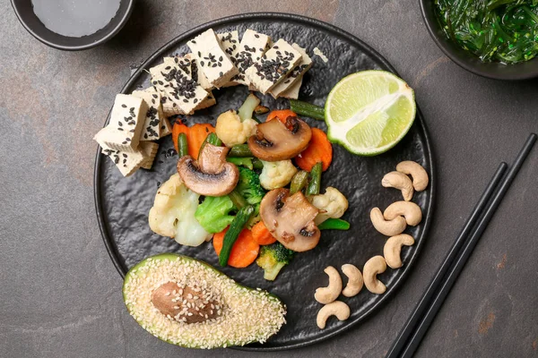 Plaat Met Lekkere Tofu Groenten Grijze Tafel — Stockfoto