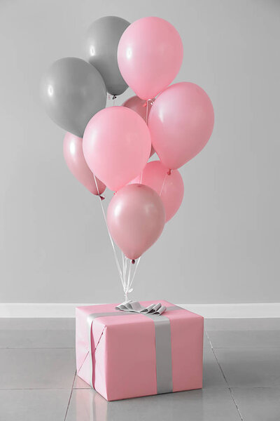 Воздушные шары с подарочной коробкой в номере
