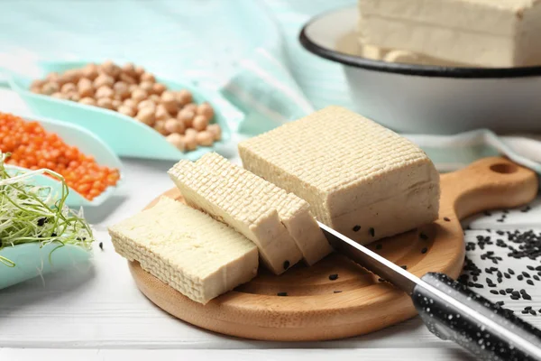 Tábua Corte Com Queijo Tofu Saboroso Mesa Branca — Fotografia de Stock