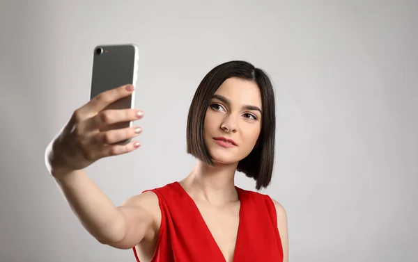 Portrét Mladé Ženy Selfie Světlé Pozadí — Stock fotografie