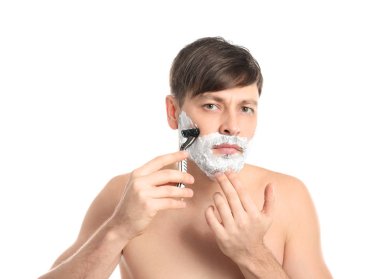 Yakışıklı adam beyaz arka planı tıraş