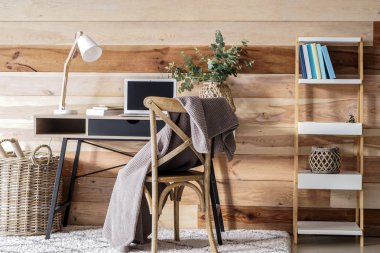 Ahşap duvarının yakınında rahat çalışma alanı ile modern oda içi