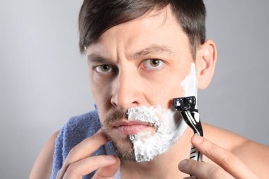 Yakışıklı adam gri arka planı tıraş