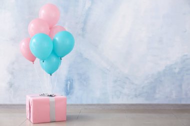 Hediye kutusunda Oda ile doğum günü balonları