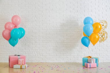 Hediye kutuları odasında balonlarla doğum günü