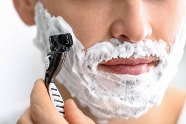 Yakışıklı adam beyaz arka planı, closeup tıraş