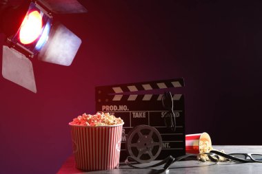 Film Klaket film makaraları, patlamış mısır ve gözlük tablo ile