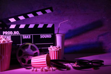 Film Klaket film makaraları ve tablo üzerinde patlamış mısır ile