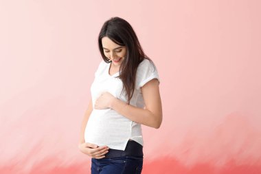 Renk arka plan üzerinde güzel hamile kadın portresi