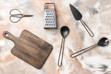 Renkli arka planda mutfak gereçleri