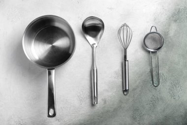 Paslanmaz çelik mutfak eşyaları gri arka plan üzerinde