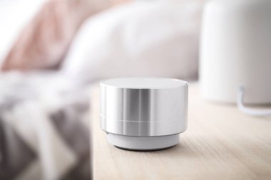 Yatak odasındaki masada akıllı ev asistanı aygıtı