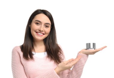 Akıllı ev Yardımcısı aygıt beyaz arka plan üzerinde olan kadın