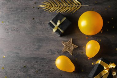 Balonlar ve hediye kutuları gri arka plan üzerinde şenlikli kompozisyonu