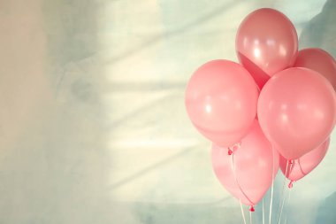 Renk arka plan üzerinde doğum günü balonları