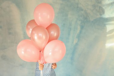 Genç Kadın Doğum günü balonları renk arka plan üzerinde