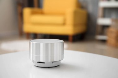Odadaki akıllı ev asistanı aygıtı