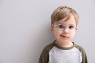 Açık renkli sevimli küçük çocuğa portresi