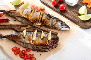 Beyaz masada lezzetli uskumru balığı