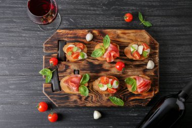 Ahşap masa üzerinde sandviç ile lezzetli şarap