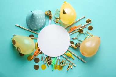 Doğum günü kompozisyon renk arka plan üzerinde boş kart ile