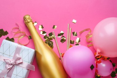 Doğum günü dekor, hediye kutusu ve şişe şampanya renk arka plan üzerinde