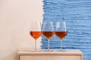 Kadeh tabloda Oda lezzetli şarap