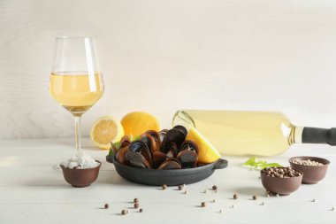 Midye beyaz tablo ile lezzetli şarap